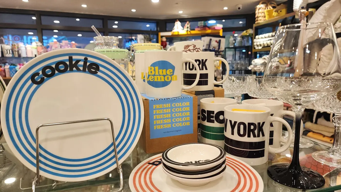 줄무늬 접시와 유리잔, 머그 진열